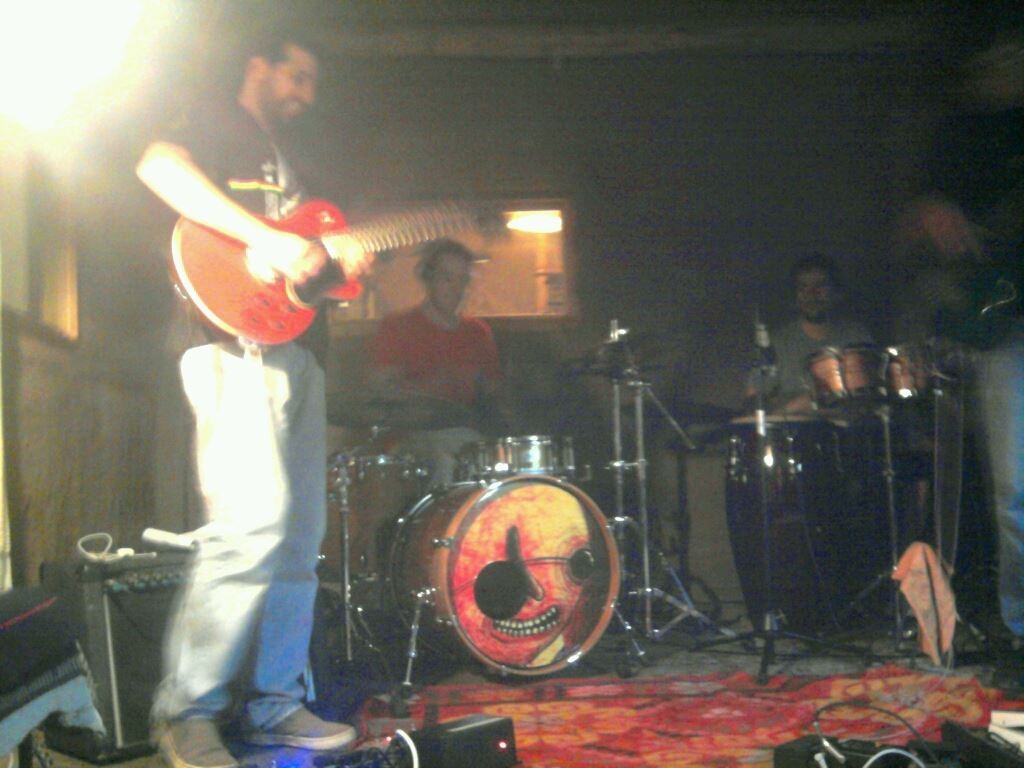 En La Duna - Diciembre 2013. Juan C. Graña (bajo y secuencias), Tote Fernández (batería), Pepe Pereira (percusión), Pablo Fernández (guitarra).