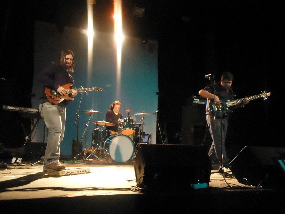 Julio 2012. Alexis Da Rosa (guit), Tote Fernández (bat), JC Graña (bajo)