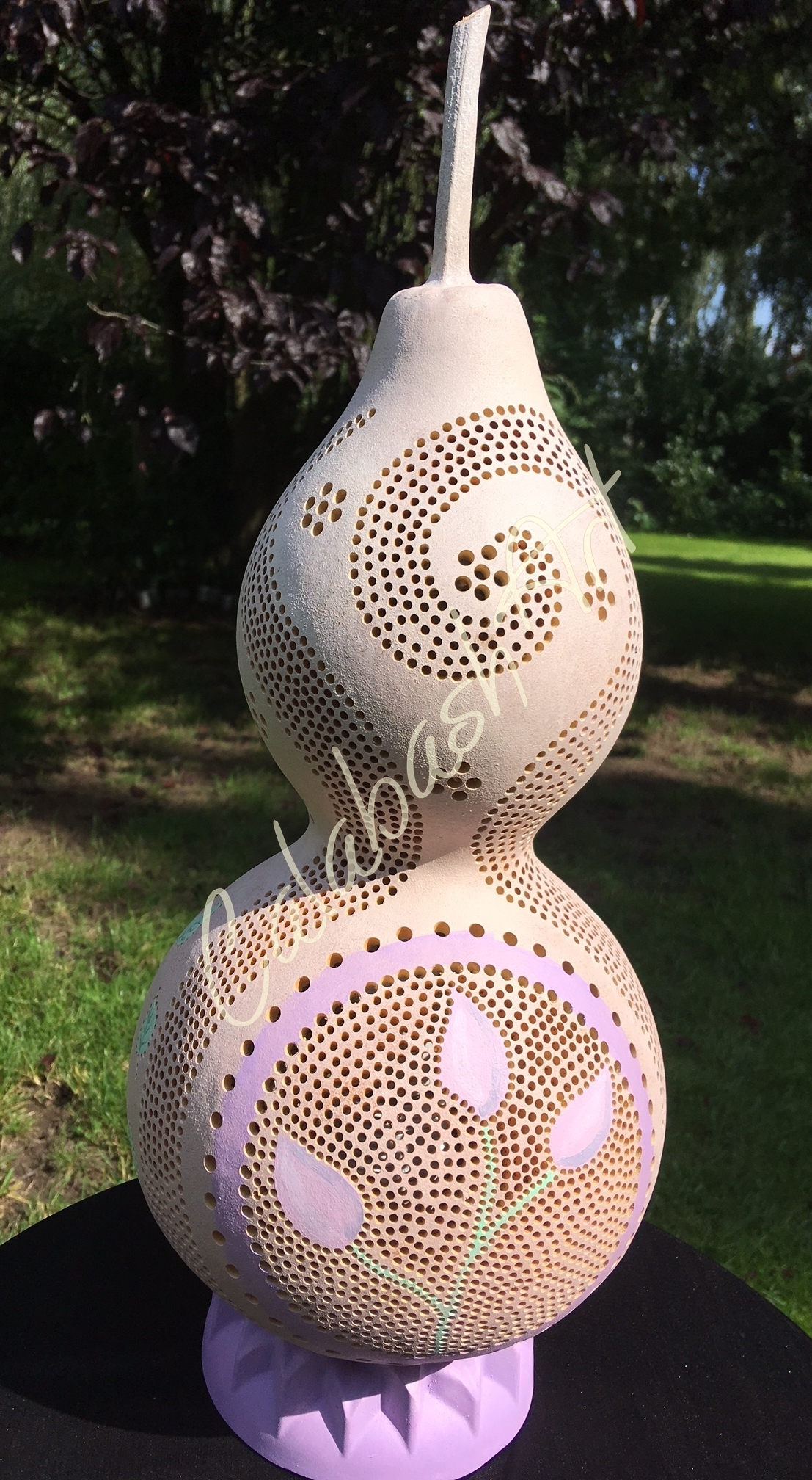 Tischlampe, Kalebasse "Twigs and Spirals" mit Keramikfuß, CalabashArt