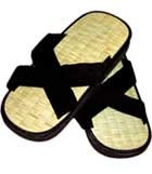 Les sandales japonaises, appelées  ZOORI  permettent de circuler des vestiaires jusqu'au TATAMI qui doit rester propre pour la pratique.