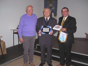 IL PREMIO RICCARDO PIERLUCA CONSEGNATO AL PRESIDENTE SPERANZA ALL'ASSEMBLEA FCI 2010 NELLA SALA MOSTRE DELLA PROVINCIA DI SAVONA