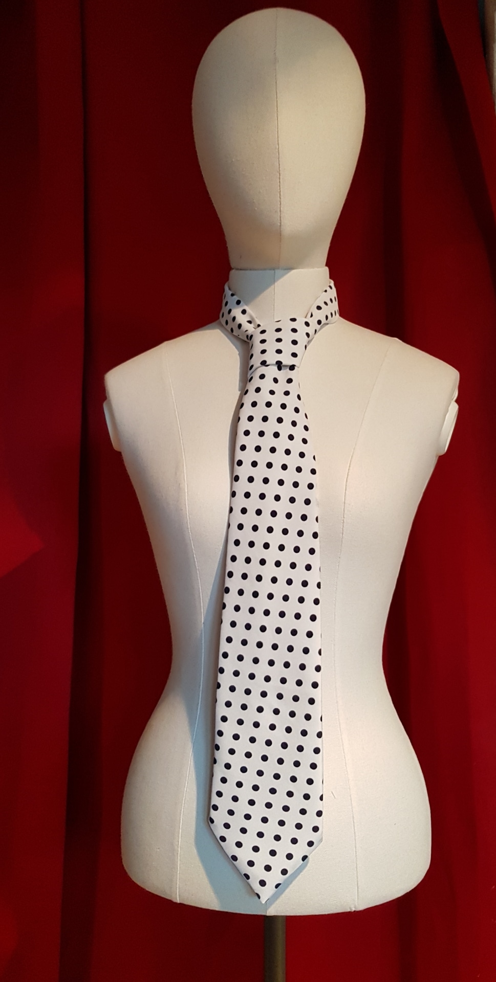 Confection d'une cravate homme pour un mariage