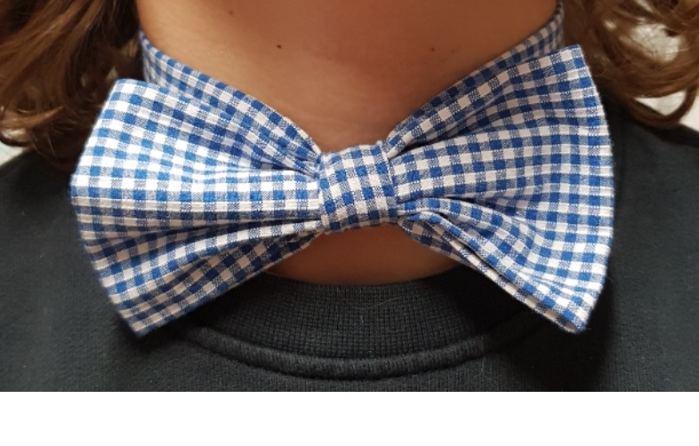 Confection d'un noeud papillon avec attache bouton pression lors d'un atelier enfant