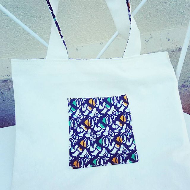 Tote bag réversible un côté blanc, l'autre face en tissu ethnique wax avec poches plaquée