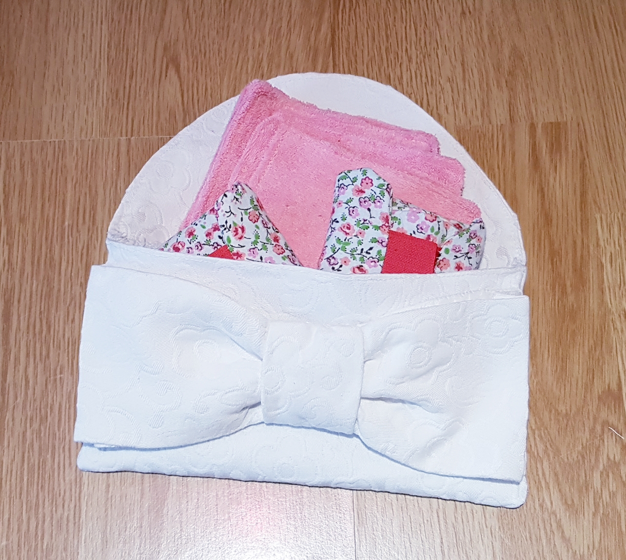 Pochette avec lingettes démaquillantes et serviettes H. lavables