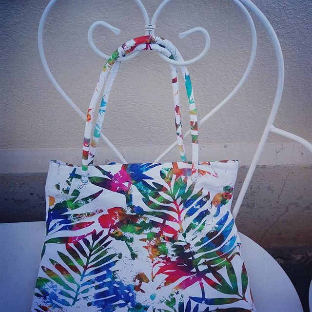 Tote bag  à bouton pression, impression exotique, doublure satin . Poches intérieures