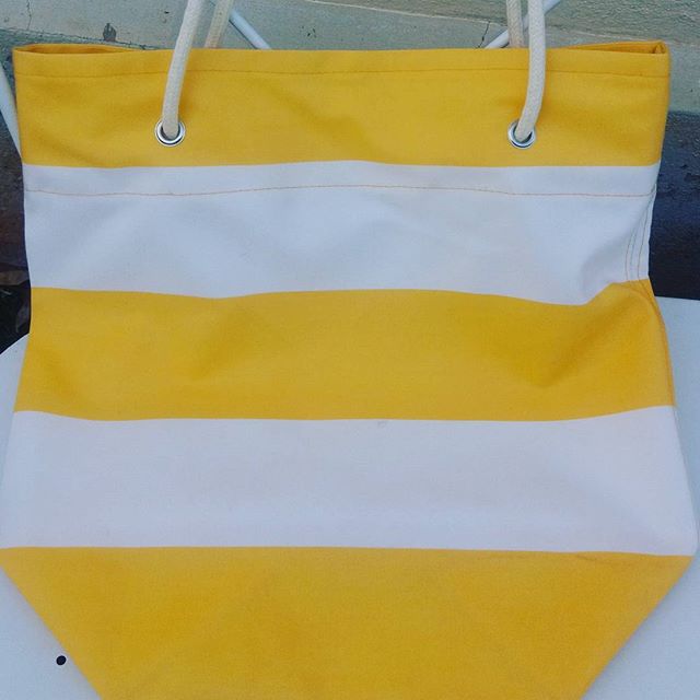 Tote bag en toile imperméable. Anses en cordelette coton