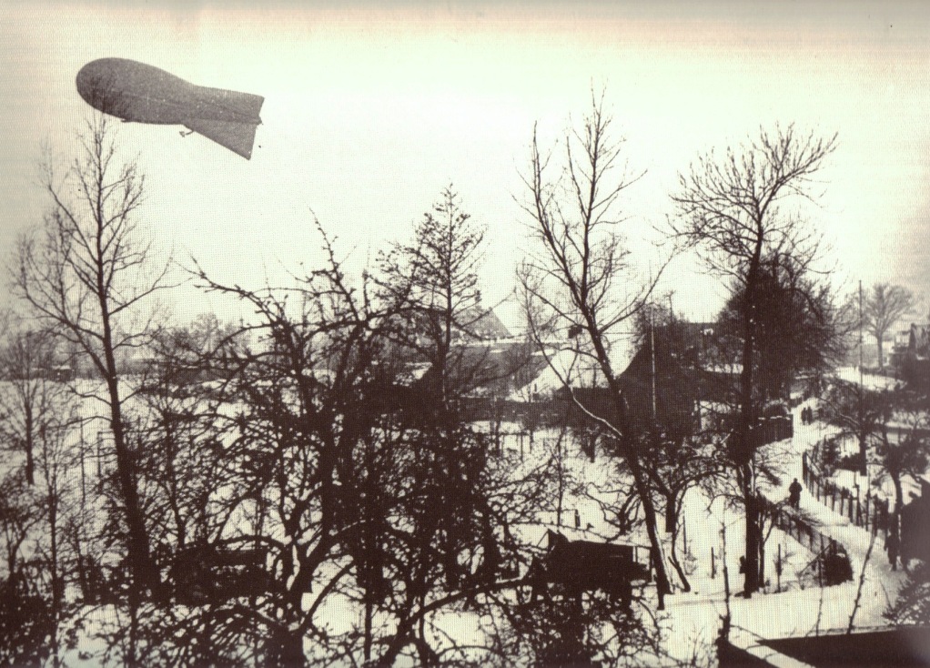 Zwischen katholischer Kirche, "Landstraße" und Weinberg, 1941