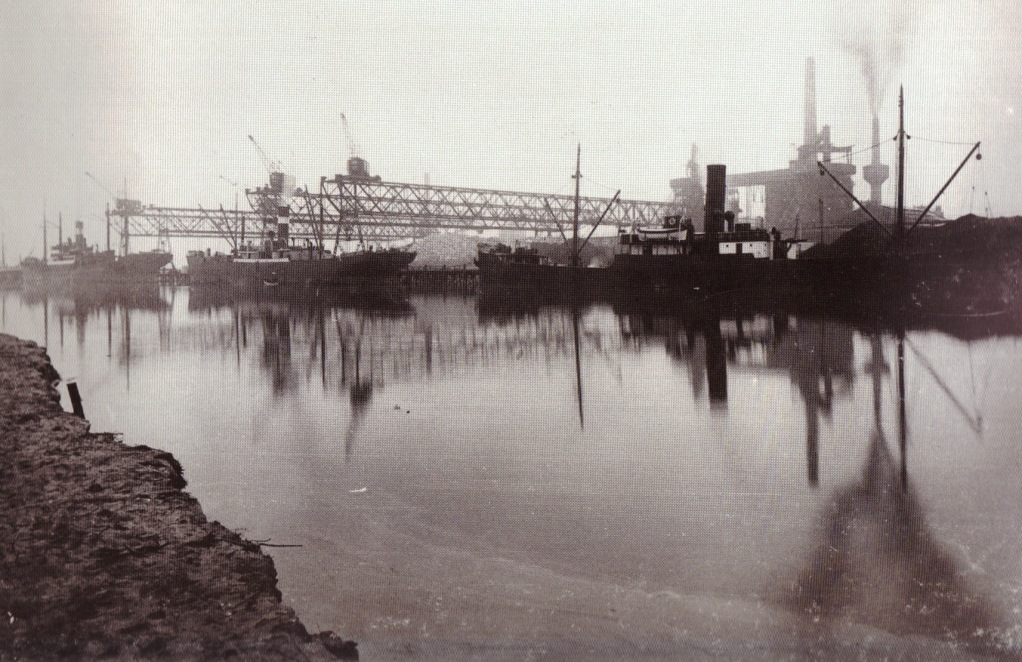Erzdampfer im Hüttenhafen, 1910
