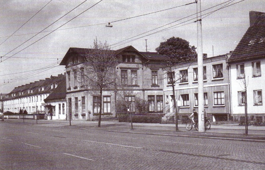 Gegenüber vom Park und Lindenapotheke, 1959