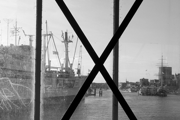 Kreuz, Durchblick von der Überseebrücke in den Hamburger Hafen, Fotografie, schwarzweiß, Enno Franzius