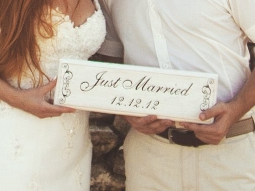 Табличка с надписью Just Married (размеры, форма, желаемый текст на выбор, материал - натуральное дерево). (в длину, примерно 40см). 150грн (19$).