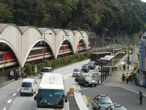 箱根湯本集合場所：駅前のバスターミナル広場です（黄色い丸印）