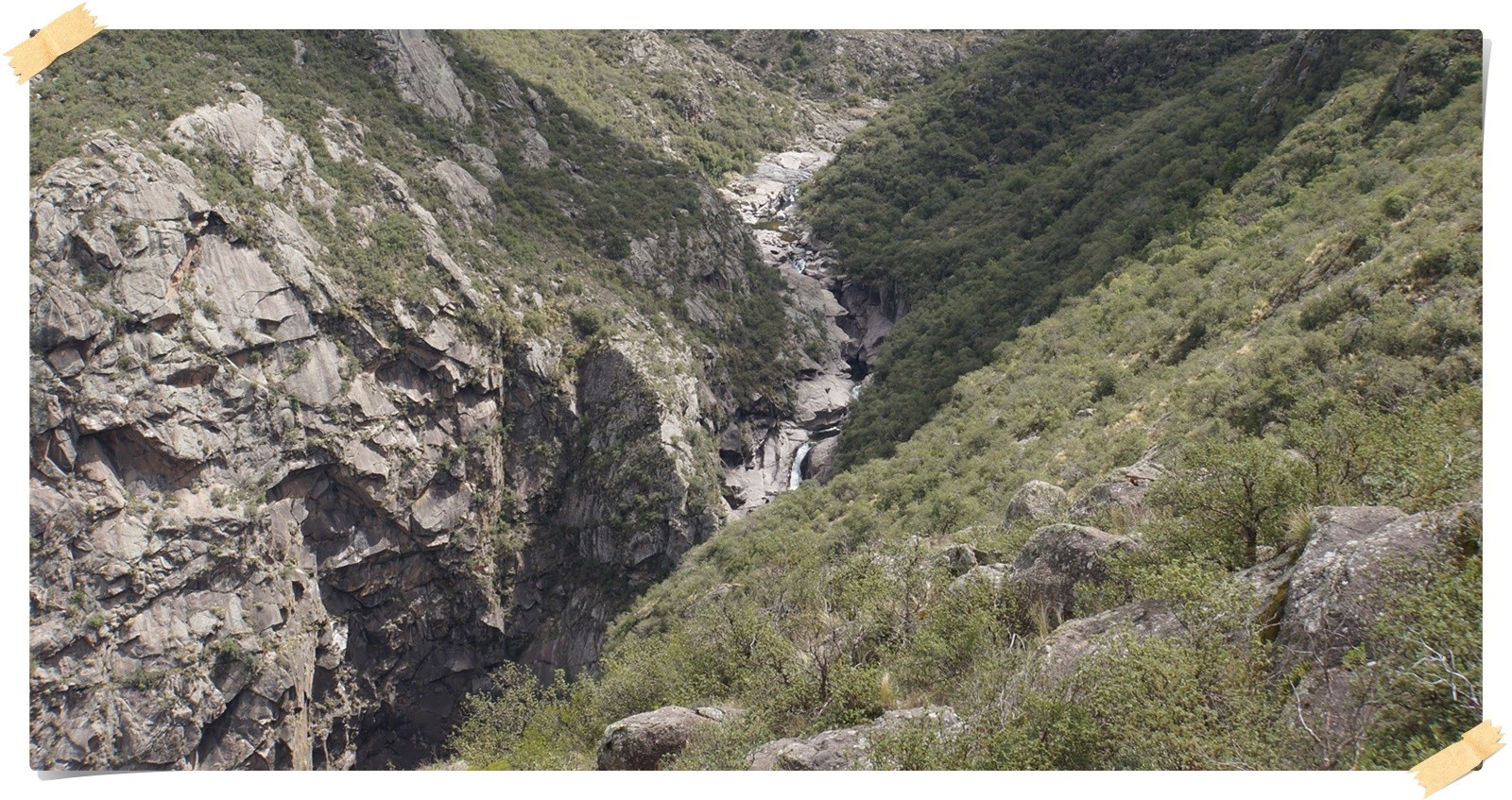 die Schlucht mit Wasserfall