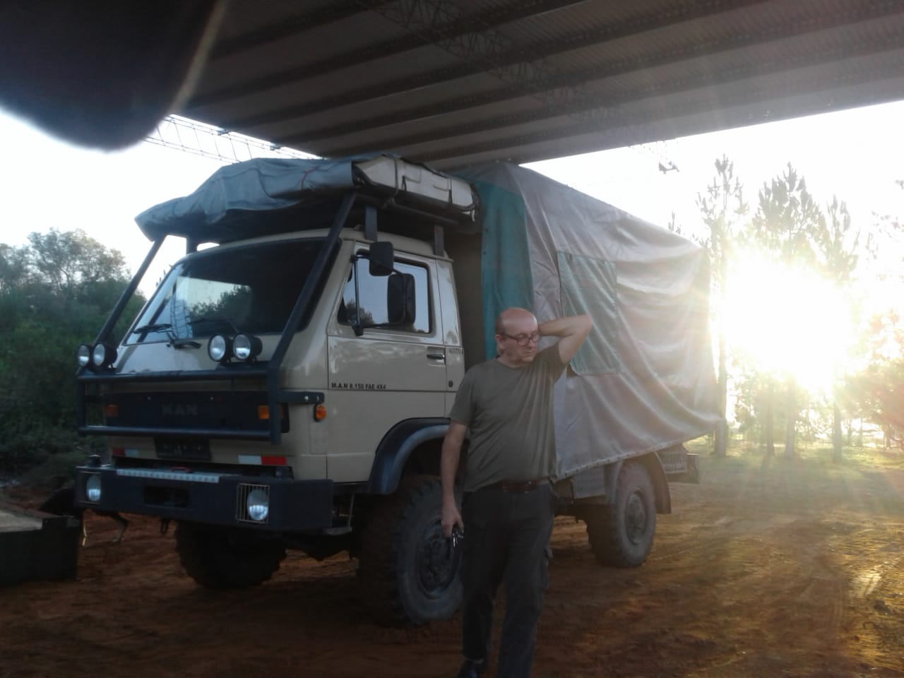 Jorge unser Host in Argentinien hat ein Dach gebaut damit unser LKW optimal stehen kann. Danke! Nuestro anfitrión ha construido un espacio de estacionamiento para que nuestro camión esté seguro. Gracias!