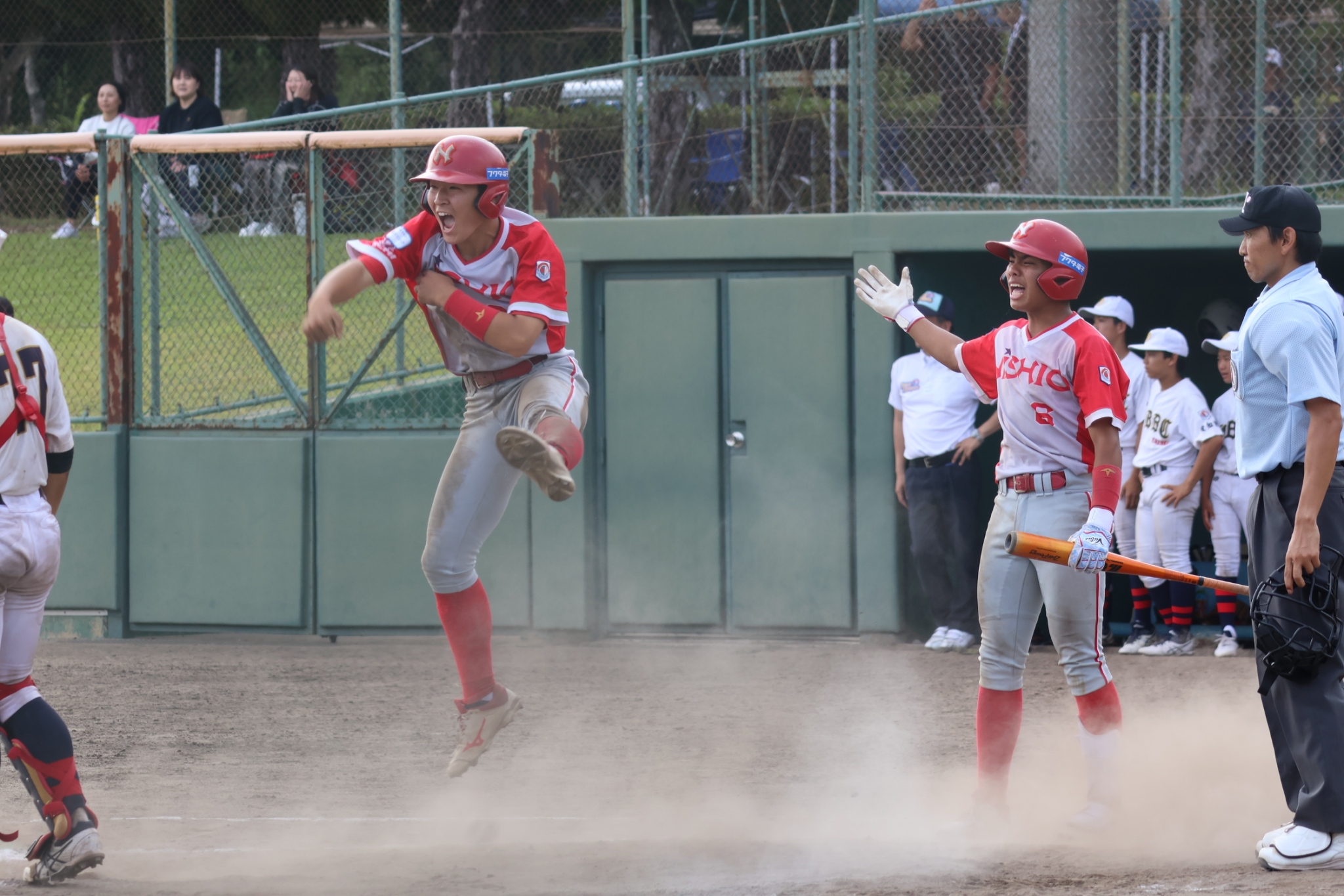 主砲三矢のタイムリーで最終回同点　鈴木（た）が生還