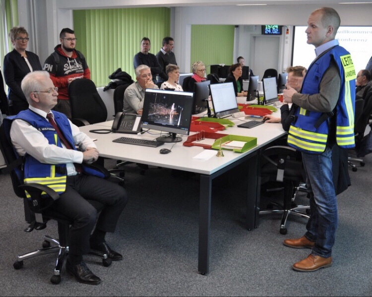 Sebastian Stoll (rechts), Leiter des Katastrophenschutzstabes in Stendal, erklärt, wie sein Team im Ernstfall arbeitet. Das Beispiel: Orkanböen und ein entgleister Zug in der Altmark.Foto: Mike Kahnert