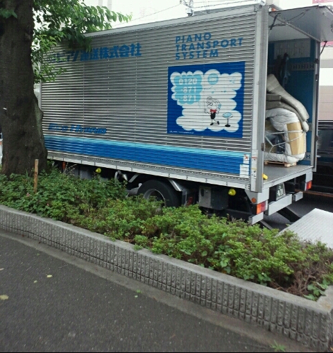 ピアノ運送さんは、ブルーの帯のトラック