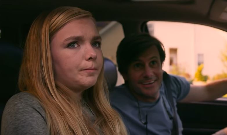 Kayla (Elsie Fisher) in "Eighth Grade" ist ihr Dad Mark (Josh Hamilton) peinlich (Screenshot Trailer)