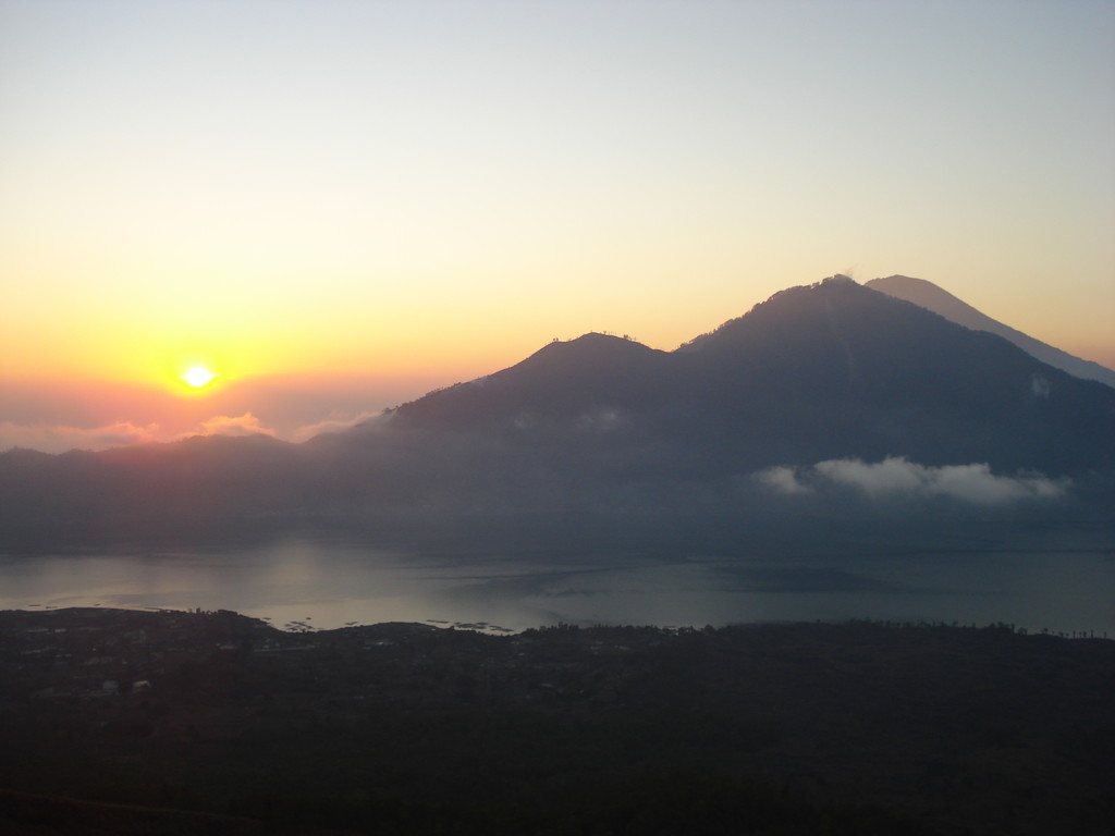 Vue du lever du soleil depuis le Mont Batur