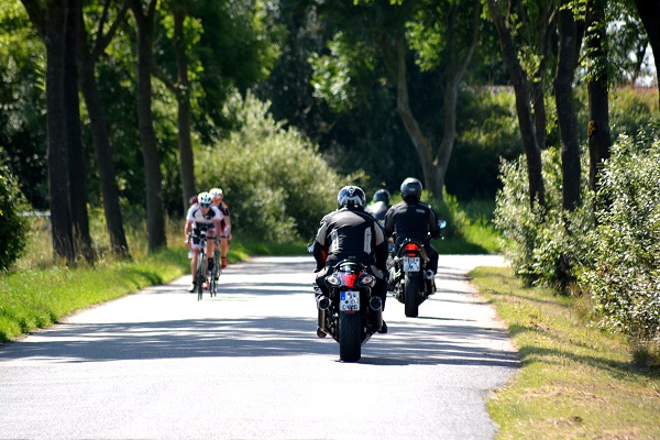 Mopedfahrer in Ostfriesland