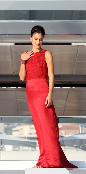 Robe de soirée dentelle et soie rouge, dos nu