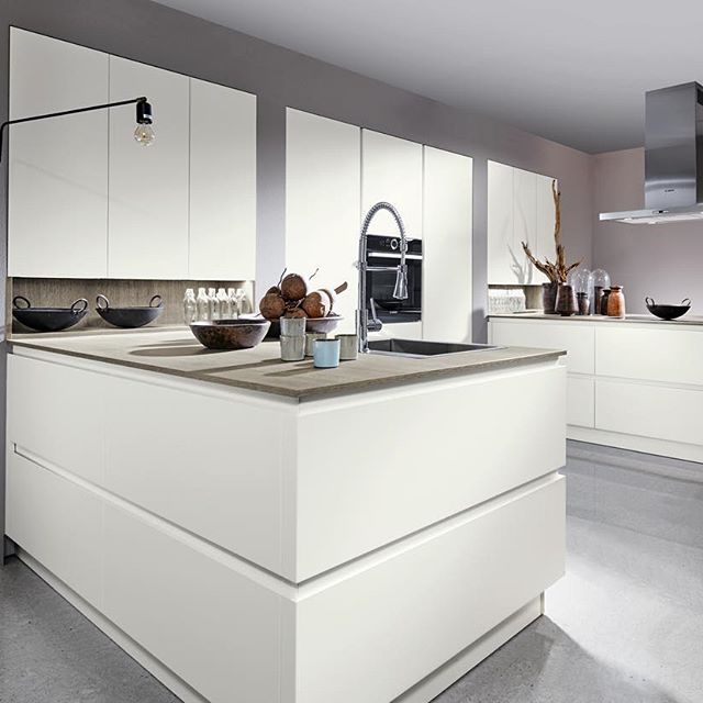 Cuisine  blanche et bois design et moderne haut de gamme par Cuisine Intérieur Design Toulouse