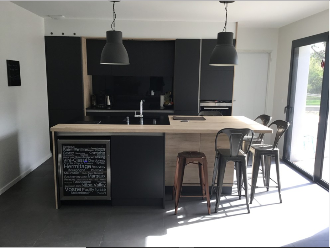 Cuisine équipée haut de gamme noir mat et bois par Cuisine Intérieur Design Toulouse