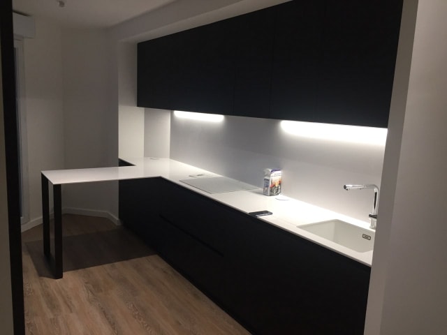Cuisine noire mate haut de gamme avec retour plan de travail par Cuisine Intérieur Design Toulouse