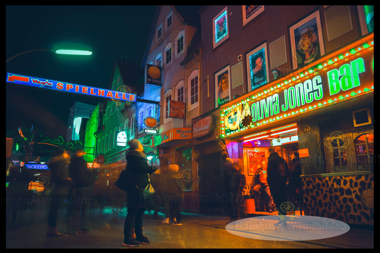 menschen vor der olivia jones bar auf der reeperbahn bei nacht hamburg wandbilder