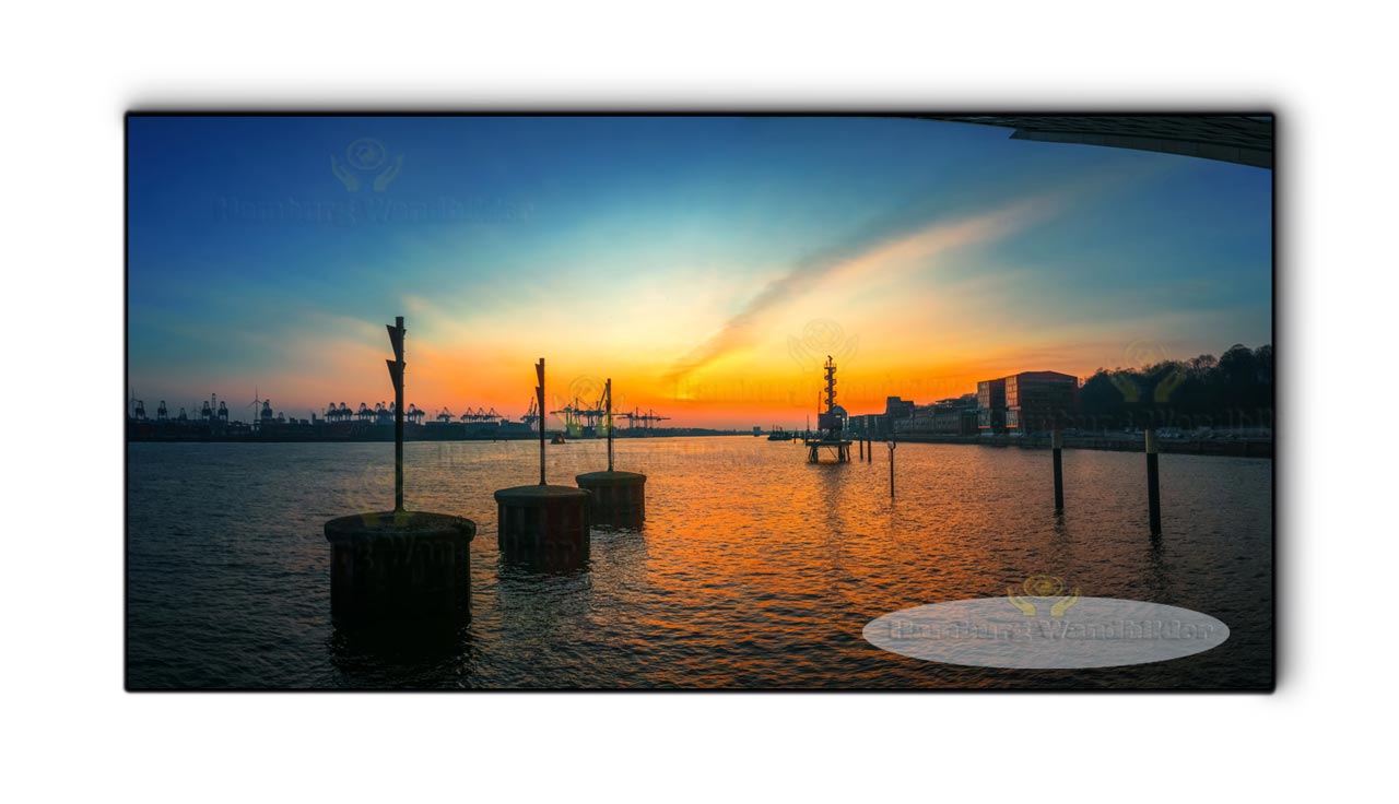 ein sonnenuntergang am dockland als panorama motiv fuer hamburg wandbilder