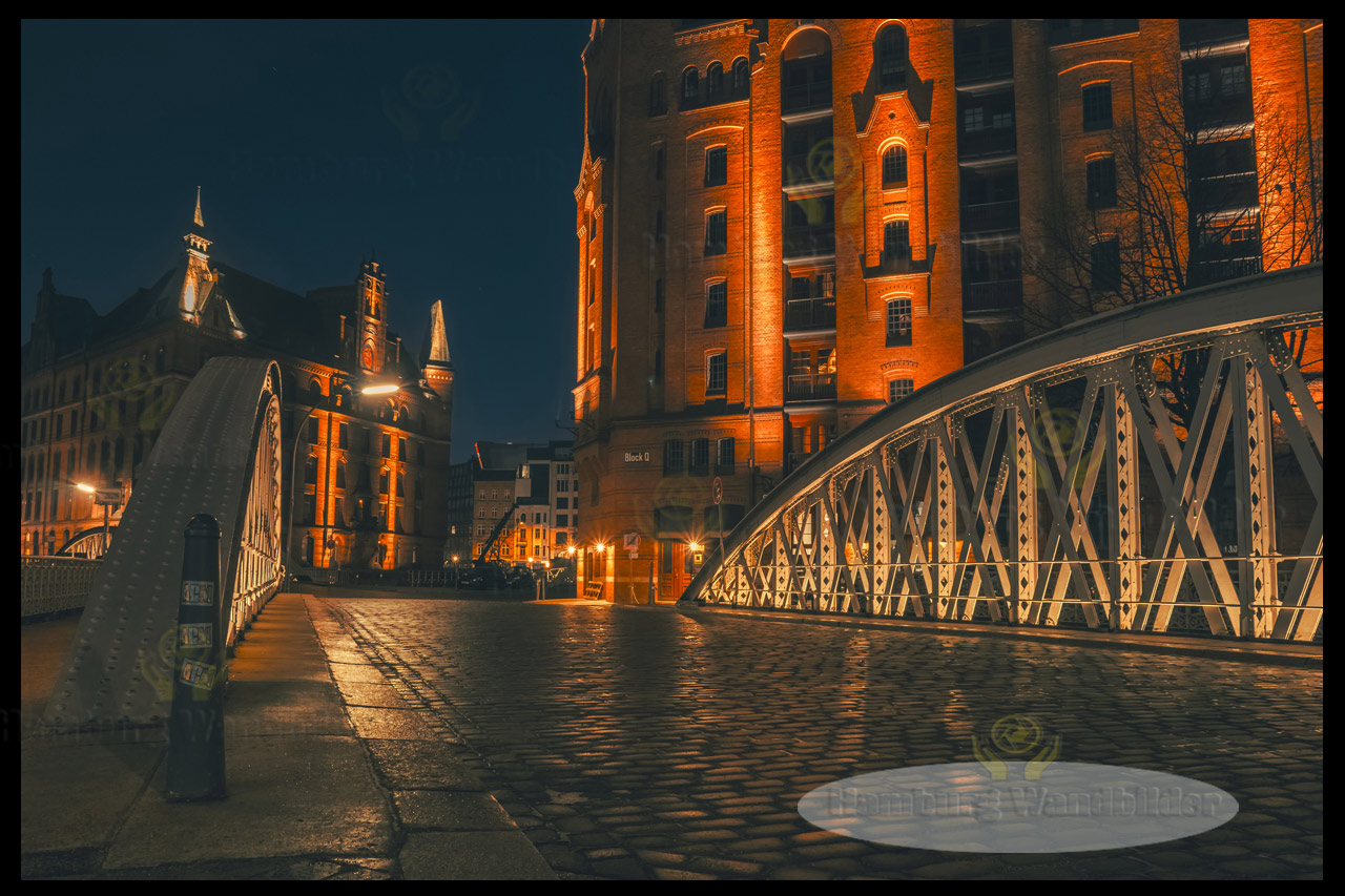 die neuerwegs bruecke in der speicherstadt bei nacht hamburg wandbilder