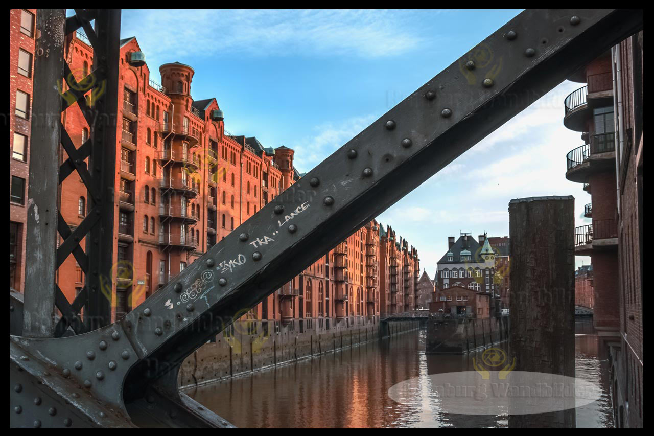 ein blick durch die bruecke auf das wasserschloss in der speicherstadt hamburg wandbilder
