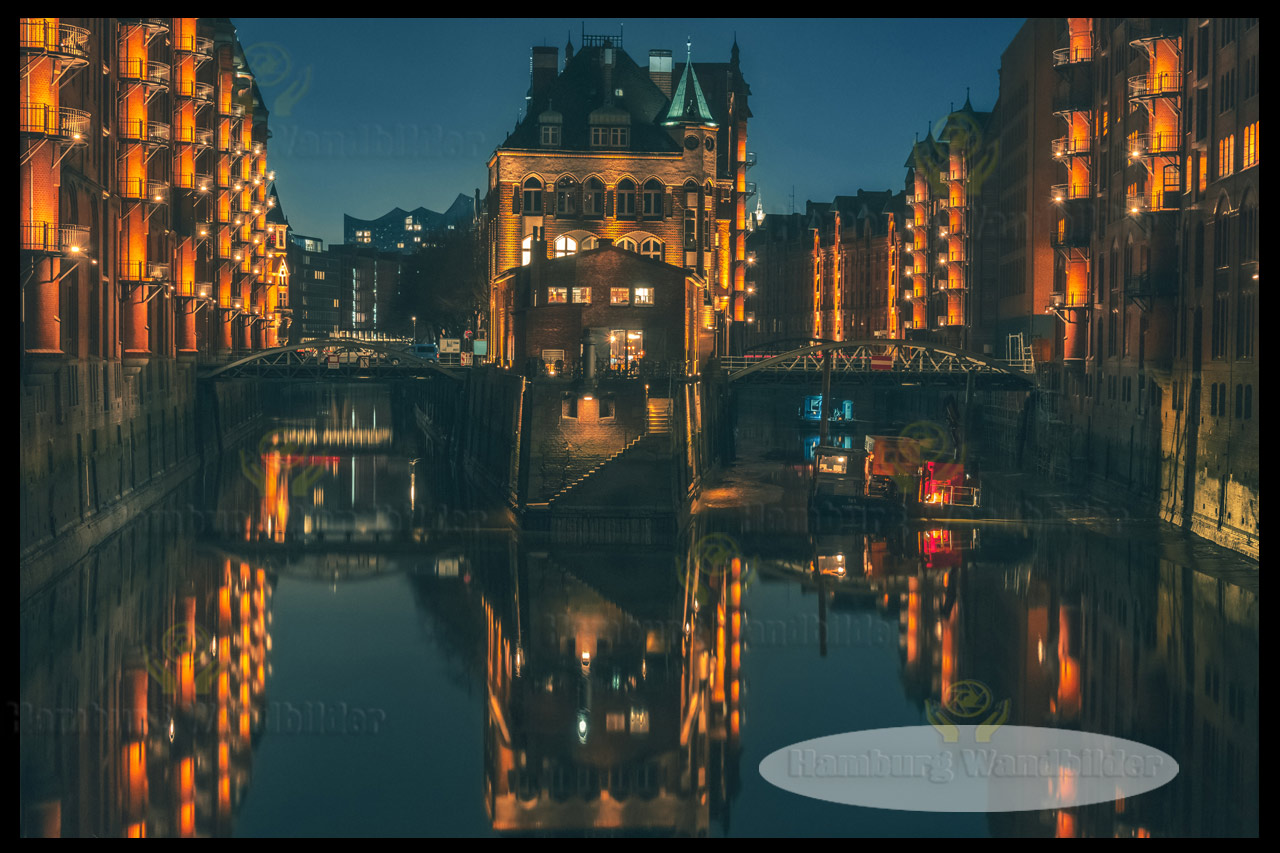 das wasserschloss in der orange leuchtenden speicherstadt nachts hamburg wandbilder