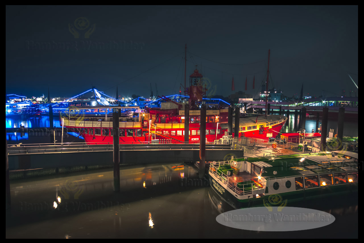 das bei nacht beleuchtete feuerschiff am baumwall als hamburg wandbilder