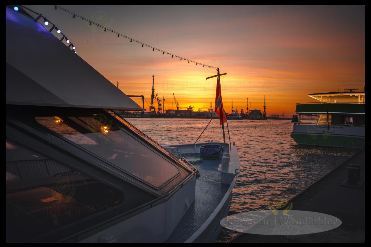 zwei barkassen im sonnenuntergang als hamburg wandbild-motiv