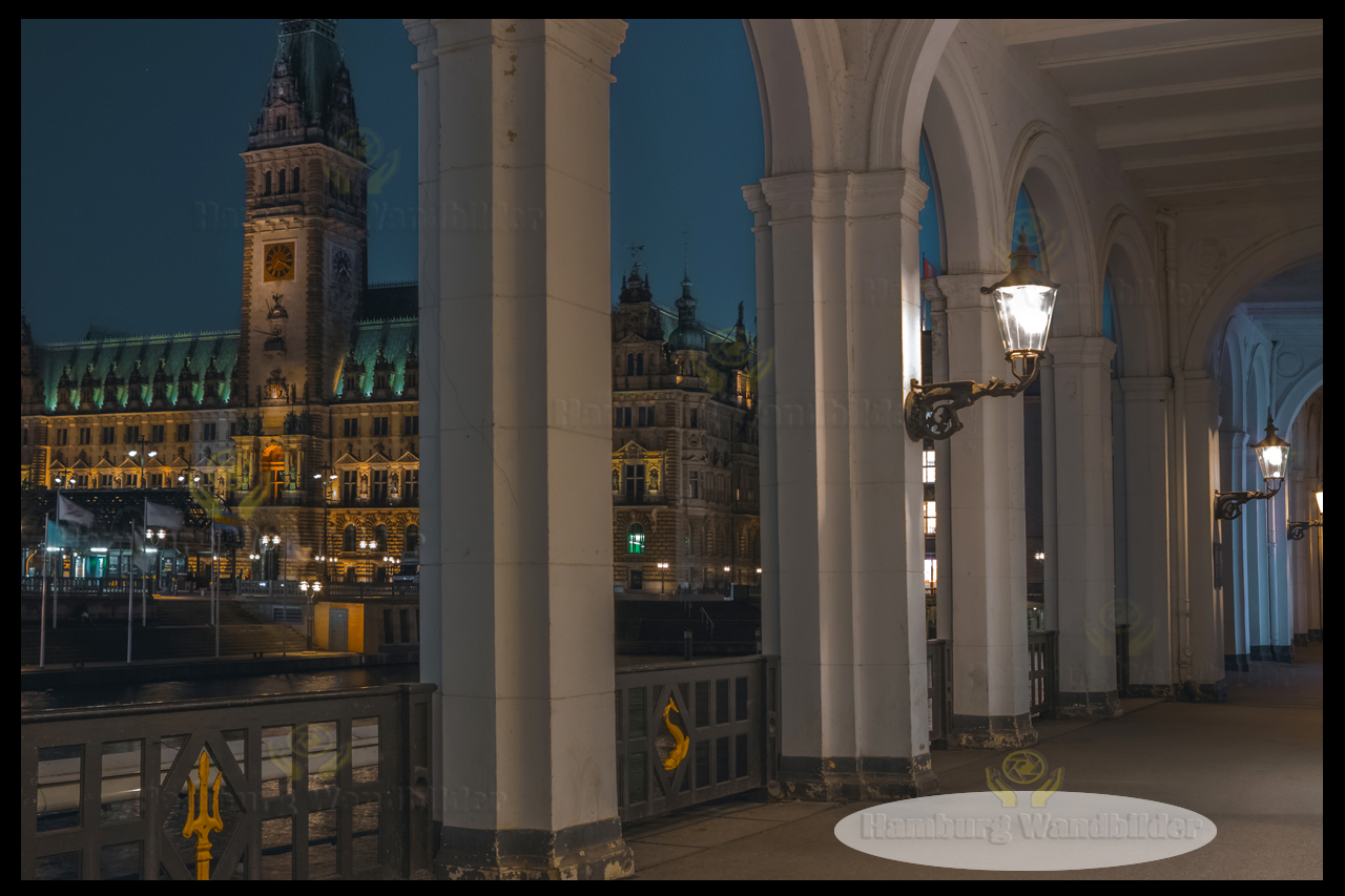 blick von den alsterarkaden auf das rathaus bei nacht hamburg wandbilder