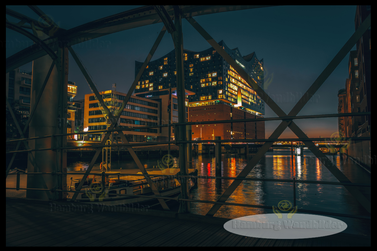 die elbphilharmonie durch eine bruecke gesehen hamburg wandbilder