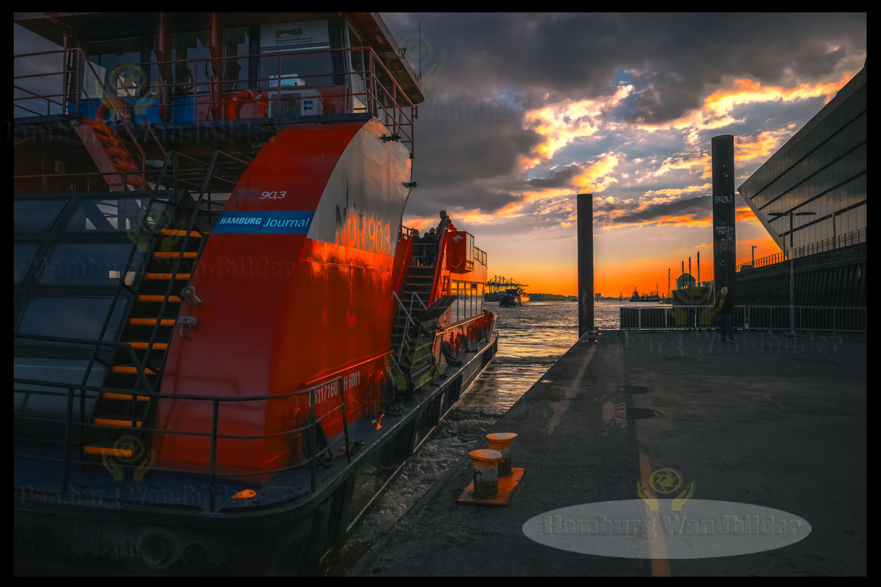 faehre am anleger dockland im sonnenuntergang als ein hamburg wandbilder motiv