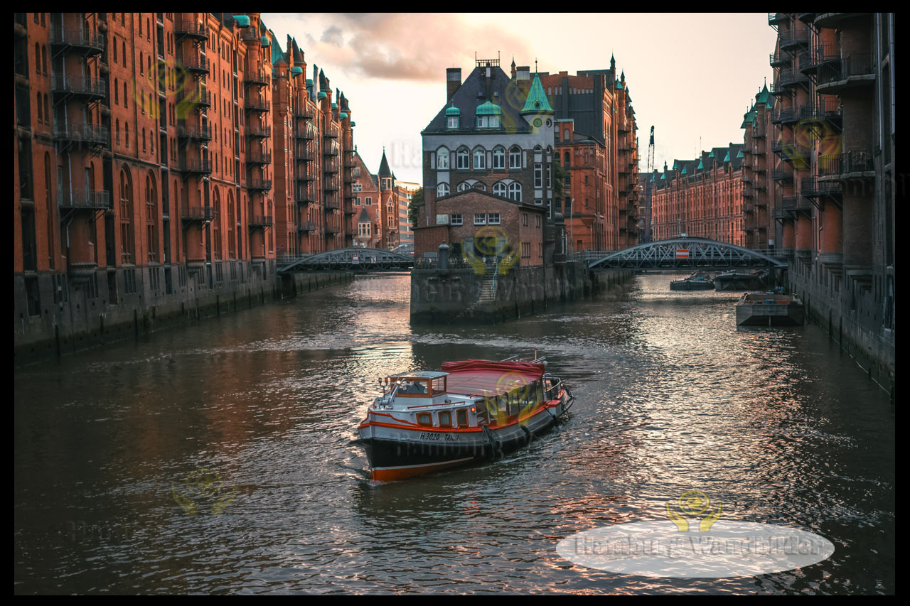das wasserschloss und eine barkasse in der speicherstadt im sonnenuntergang hamburg wandbilder