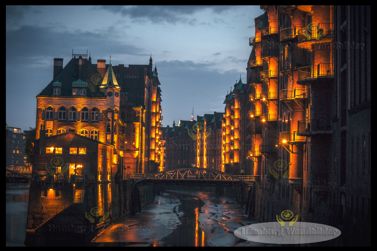 die orange leuchtende speicherstadt und das wasserschloss hamburg wandbilder