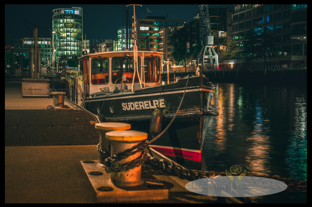 das kleines boot suederelbe in der hafencity als hamburg wandbilder