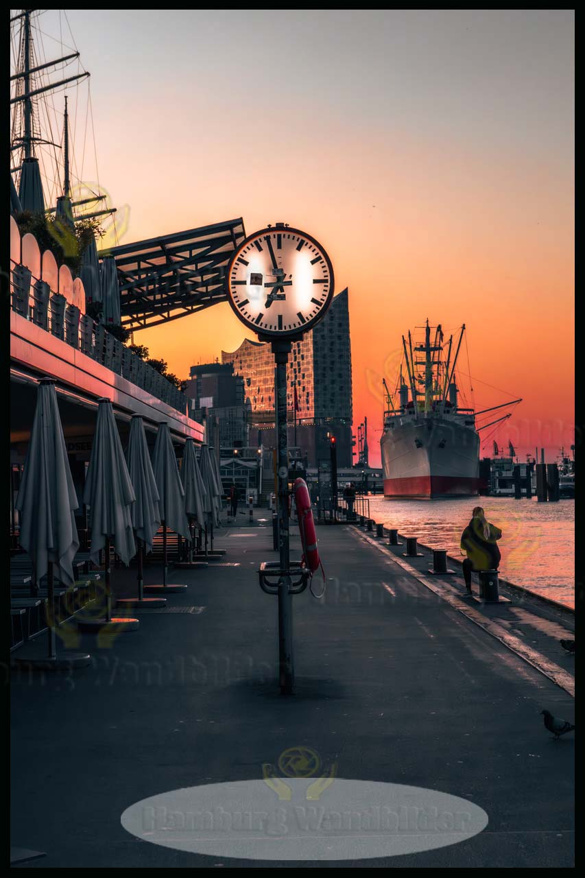 blick von der pontonuhr auf die elbphilharmonie hochformat hamburg wandbilder