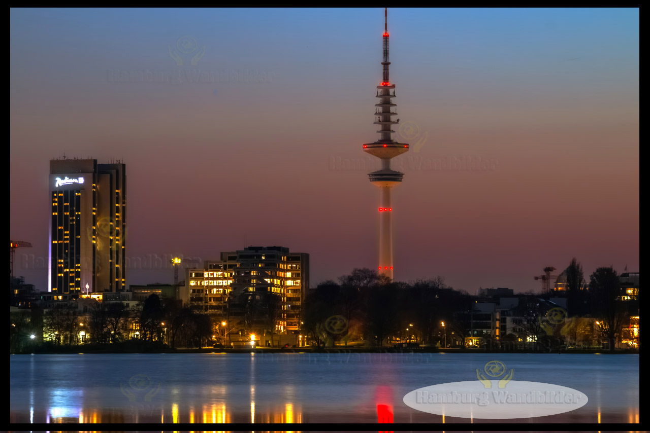der fernsehturm und die aussenalster zur blauen stunde hamburg wandbilder