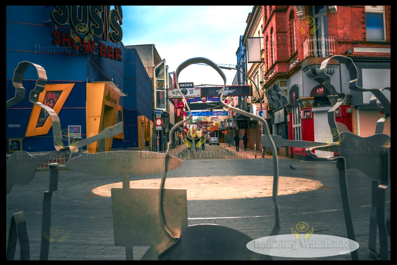die beatles statuen am beatles platz an der reeperbahn am tag hamburg wandbilder