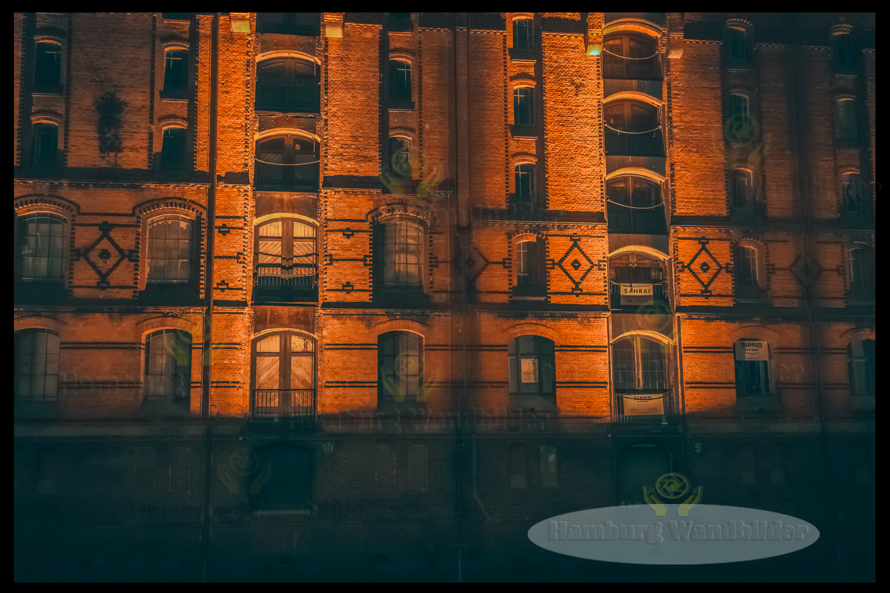 die orange leuchtende fassade vom kontorhaus bei nacht hamburg wandbilder