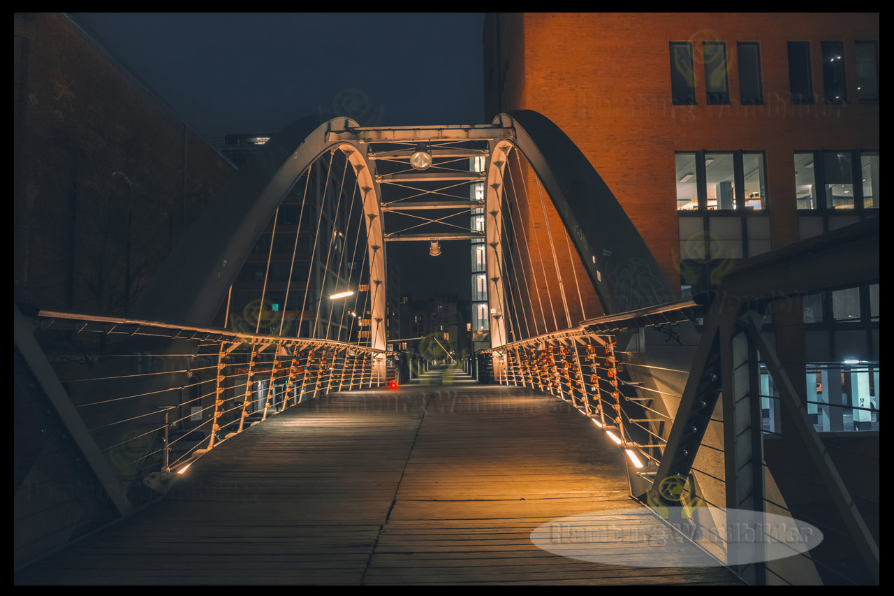 die beleuchtete kibbelstegbruecke bei nacht in der speicherstadt hamburg wandbilder