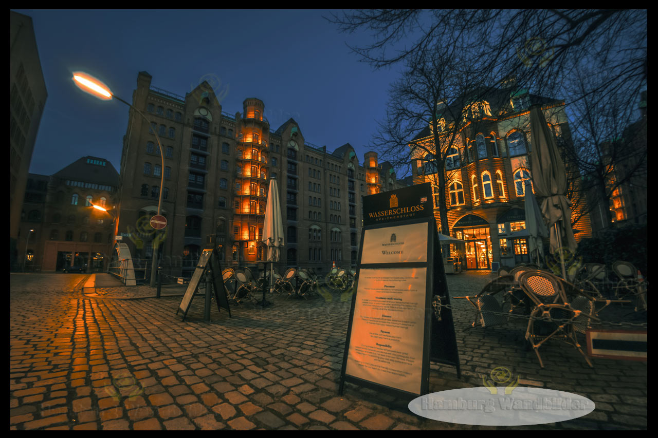 das beleuchtete wasserschloss von vorne zur blauen stunde speicherstadt hamburg wandbilder
