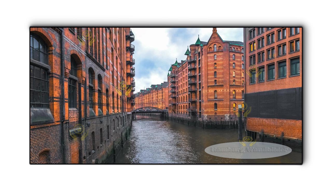 wolkiger himmel ueber der speicherstadt am tag als hamburg wandbilder