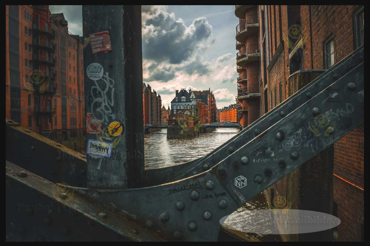 das wasserschloss durch einen brueckentraeger gesehen hamburg wandbilder